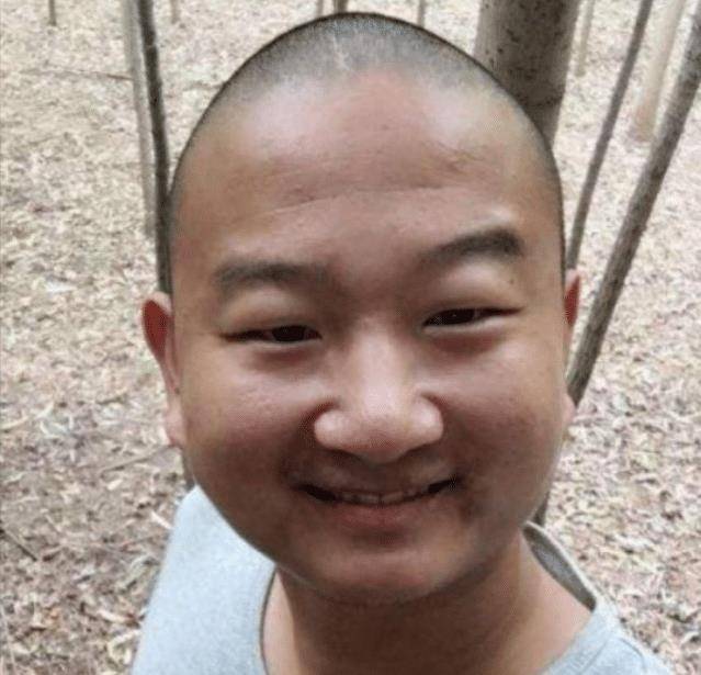 光头,小眼睛,以及夸张的面部表情,搭配土味魔性的语言,让网友看着十分