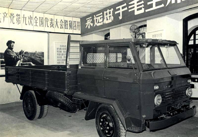 上世纪60年代问世被称国产最大载重车的交通牌重型卡车