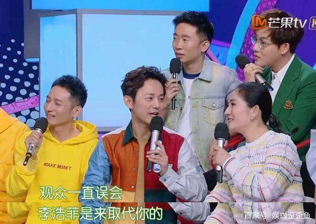 付伟伦李浩菲街头亲吻,俩人恋情曝光,女生蹲下撒娇差点走光
