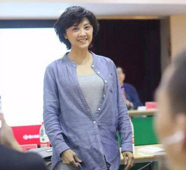 还记得"中国第一美女"朱琳?35年已经过去了,素颜依旧美丽动人