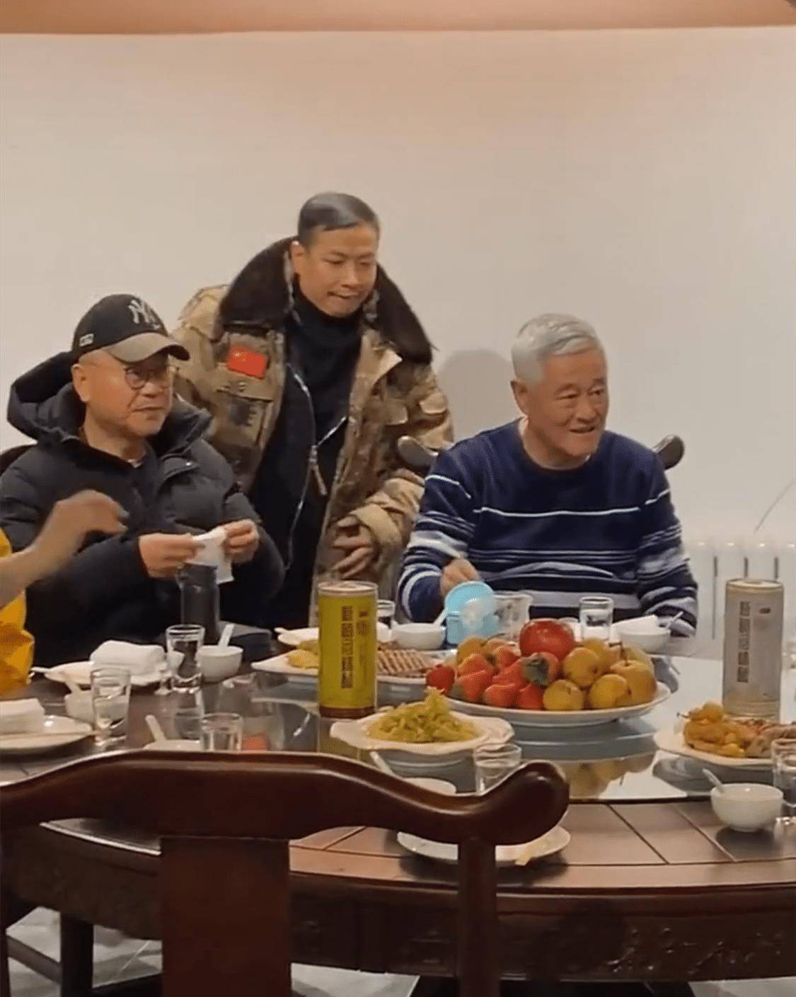 《刘老根4》成功杀青,范伟与赵本山同桌庆祝却鲜