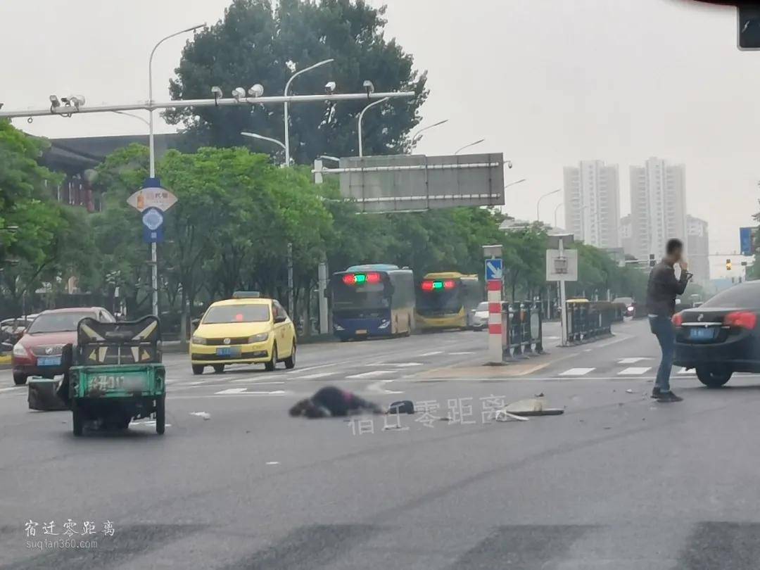 5月15日下午三点五十左右,项王路与黄河南路交叉口发生车祸,被撞老年