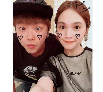 小鬼出道19年有4段情史,猝逝后初恋杨丞琳爆哭,现女友