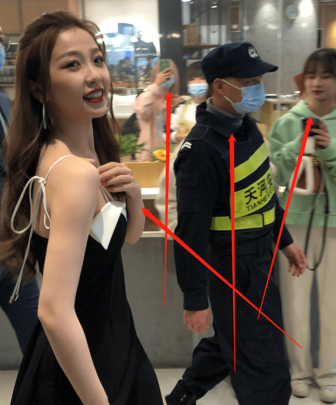 虞书欣现身广州品牌门店抹胸长裙与旁人形成对比真不冷吗