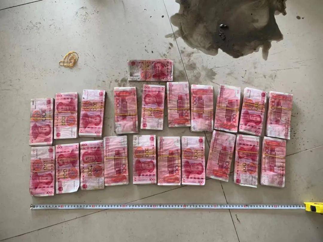 这钱是洗车店老板在帮人洗车时经调查↓↓↓捞出203000元现金!