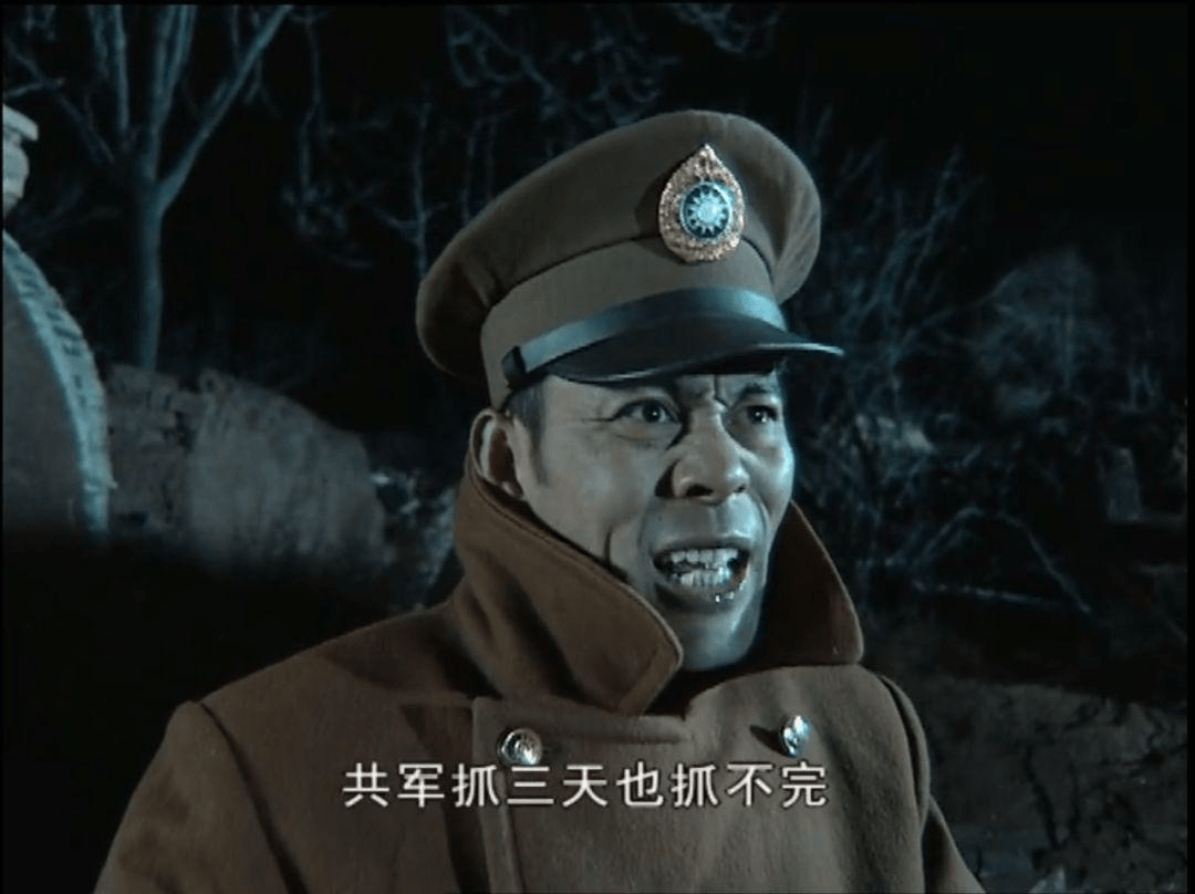 在《亮剑》这部剧中,楚云飞曾在半路拦住溃败的74军残部,跳脚大骂