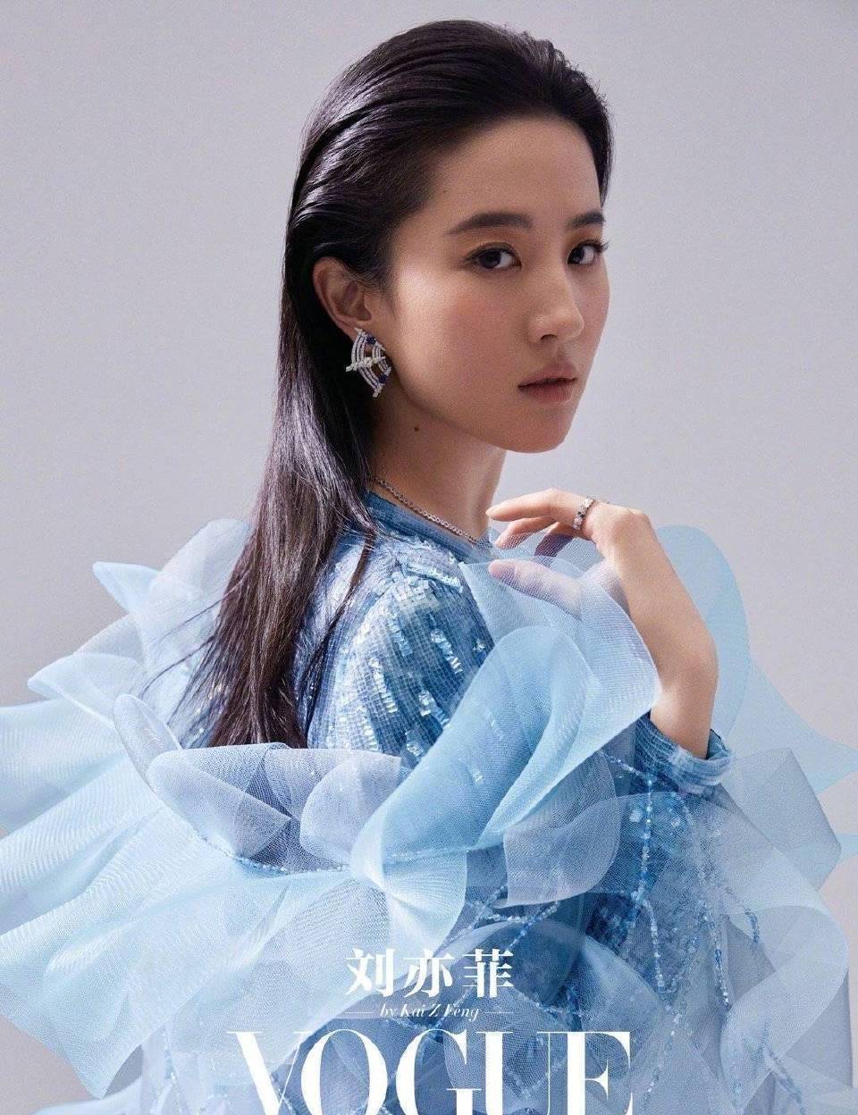 85花二登vogue封面,刘亦菲侧颜有点惊艳,实力已领跑众