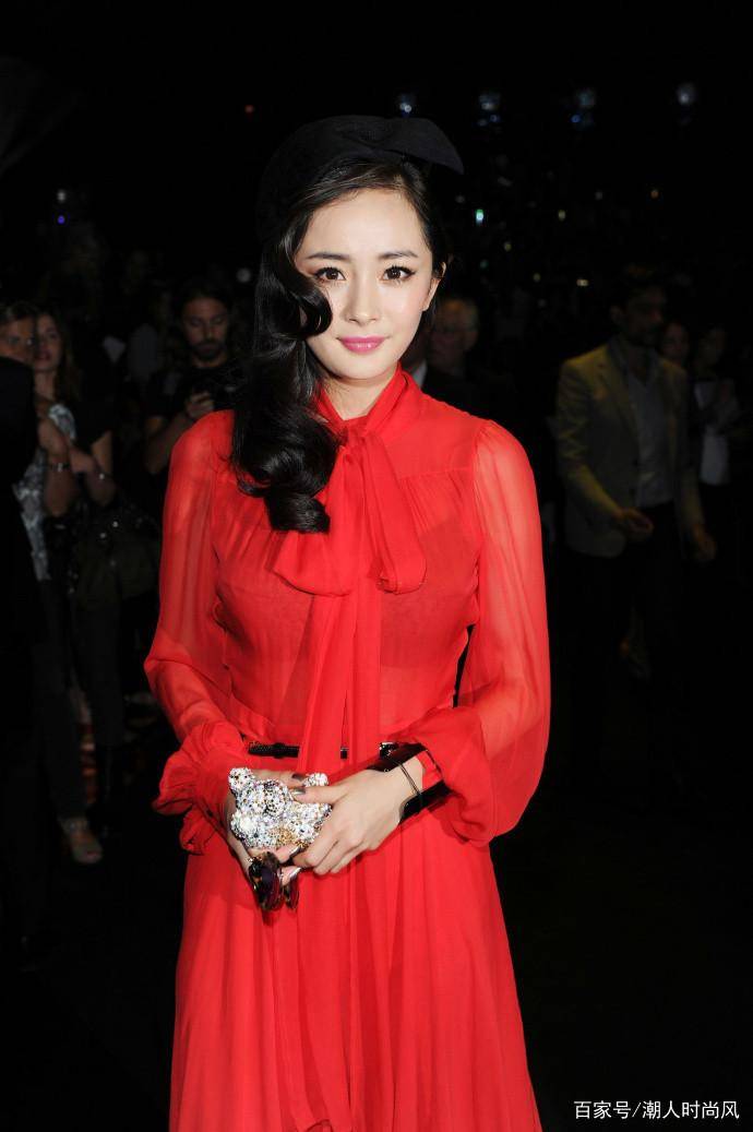 杨幂穿红裙美成焦点,配卷发型更美艳!_红色