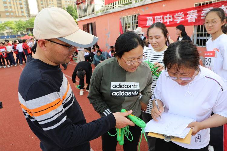 枣庄市高新区盈园中学举行教职工趣味运动会