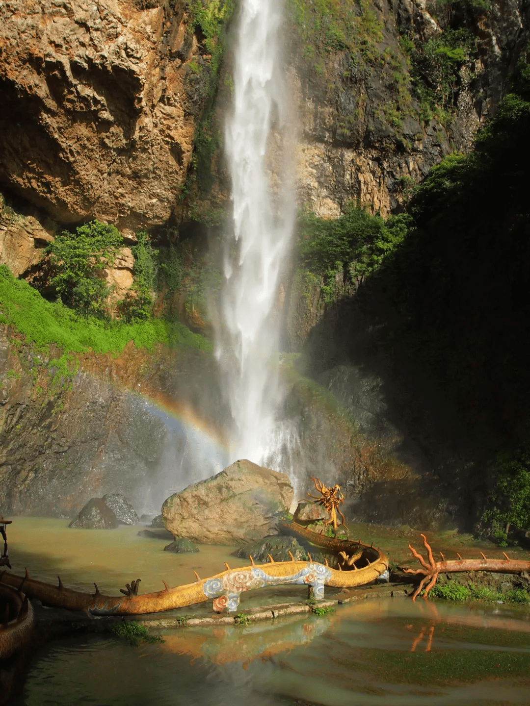 水流随着这险势跌落入潭,掀起轩然大波,呼啸着穿过山崖,钻过峡谷,打造