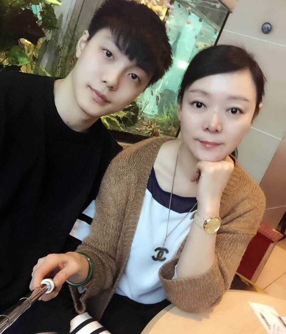 一个小球馆中挤满了他的粉丝,大多是女孩,胡明轩的爸爸罕见现身,上台