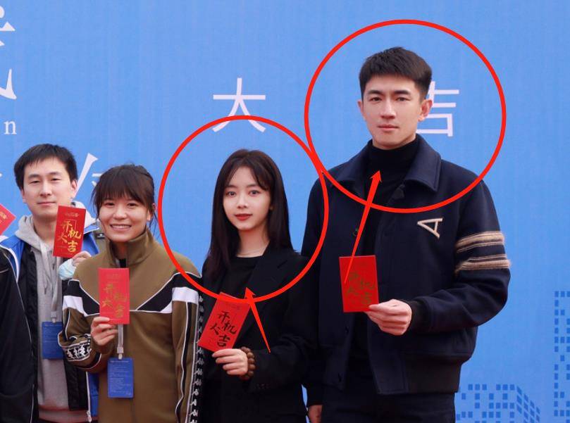 原创《请叫我总监》出海报,林更新谭松韵明明只差3岁,却不像一辈人