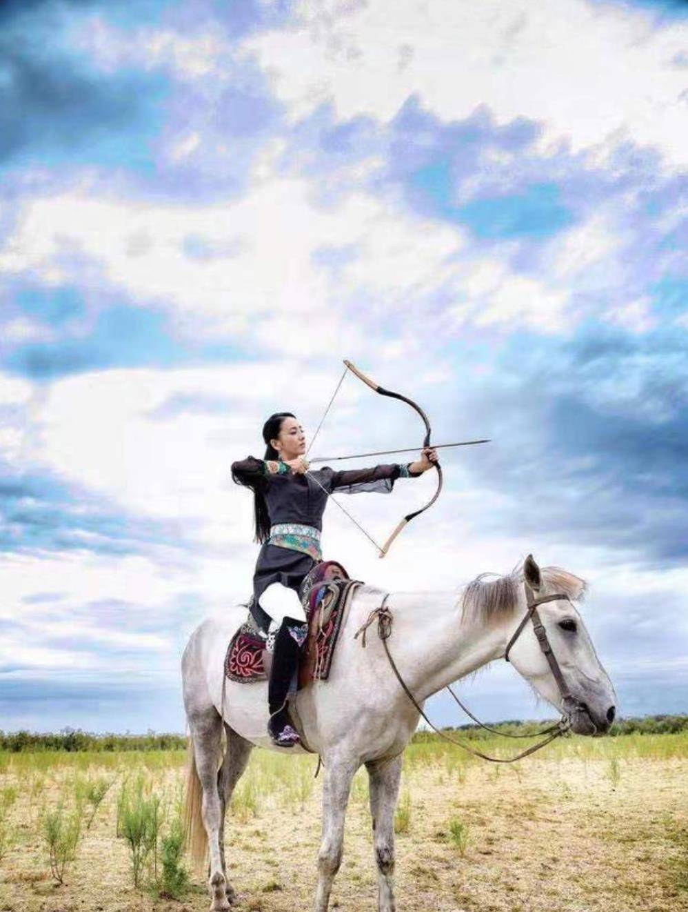 原创佟丽娅穿民族服草原骑马,拉弓射箭颇有古代女将军风范,英姿飒爽
