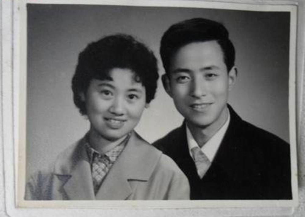 而我们现在看爷爷奶奶的结婚照,大多是这种军装