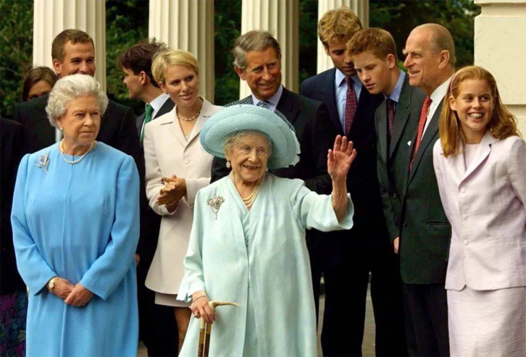 原创英国女王母亲102岁去世,为何将大部分遗产留给哈里,而不是威廉