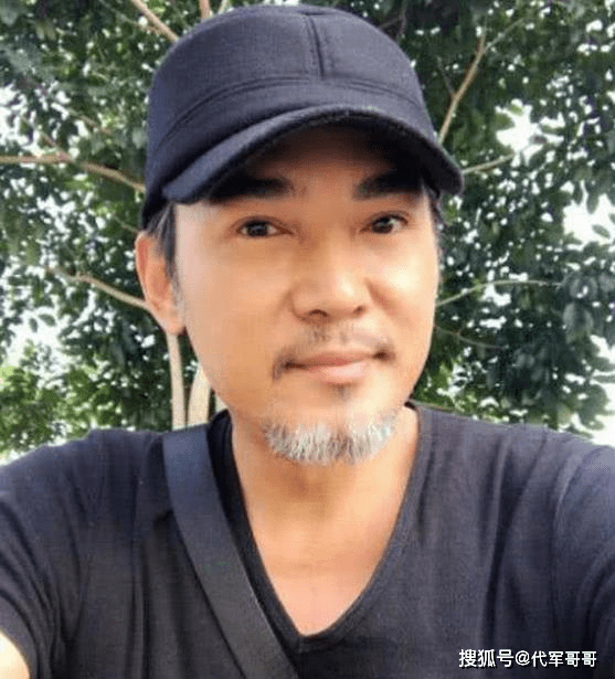 而如今的窦唯却被人拍到变成了胡子拉碴的邋遢大叔.