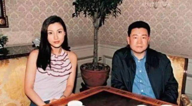 在这之后,刘銮雄也开始了自己的女星狙击之路,拿下了当年获得香港小姐