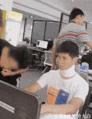 原创爆笑的gif图片这位司机你是开启第三人称模式了吗