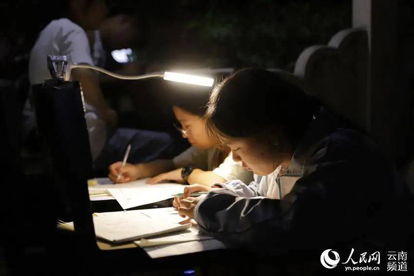 地震后,高三学生在安置点挑灯夜战