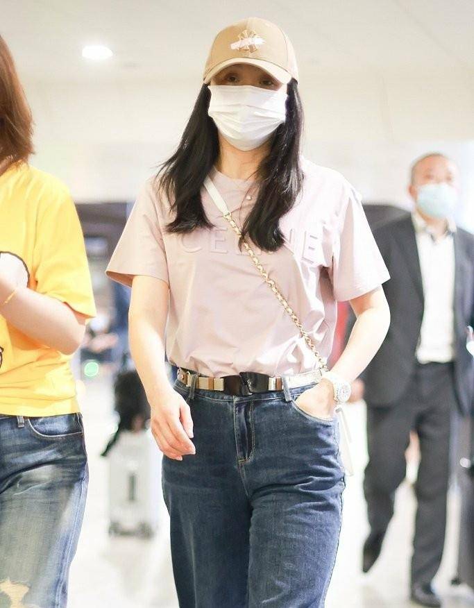 贵妇王艳罕见现身机场,身穿粉色t恤和牛仔裤贵气十足