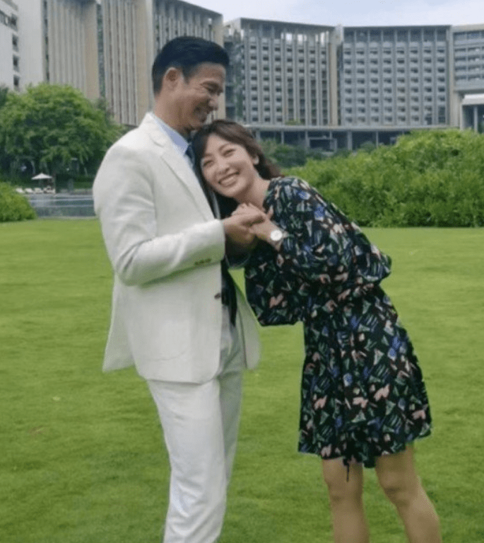 61岁的香港演员李子雄,和娇妻现身三亚婚礼现场,38岁的妻子身材令人