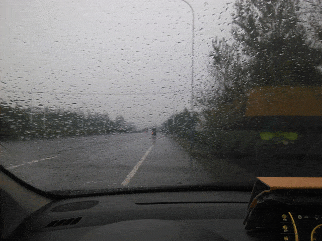 下雨天车窗挂水滴,雨刮器越刮越不干净?掌握这些小妙招就够了!