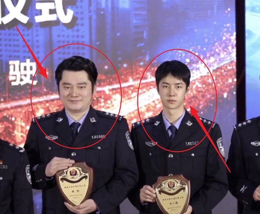 原创钱枫王一博同框警服照曝光,钱枫化身"大头娃娃",我没眼花吧?