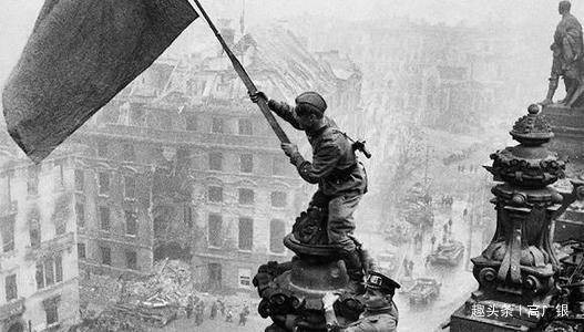 原创苏联攻占柏林之后,议会大厦插旗的那个士兵,为什么手戴两个手表