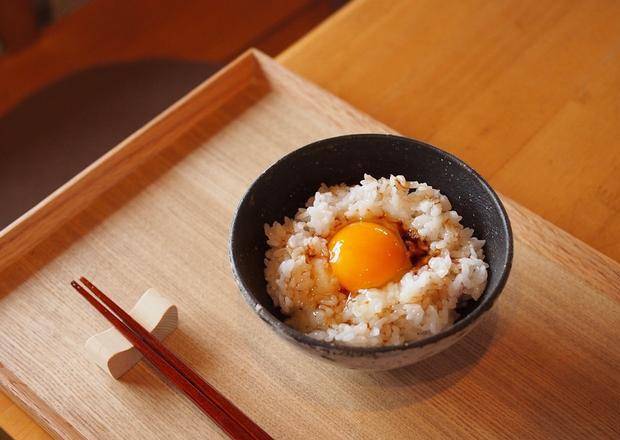 鸡蛋拌饭,但真的只是把一只生蛋铺在饭面,原来日本人是将蛋白与蛋黄