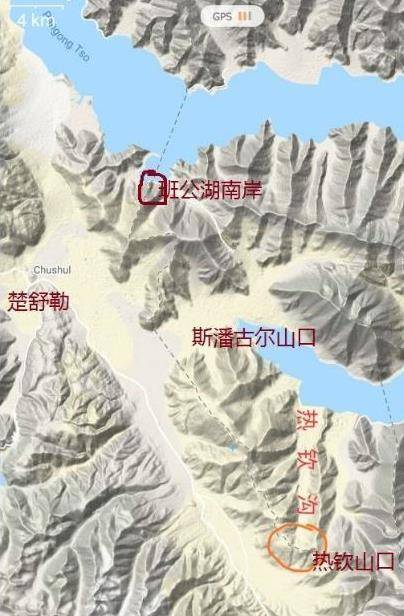 上方(北方)蓝色湖泊是班公错湖;下方(南方)蓝色湖泊是斯潘古尔湖