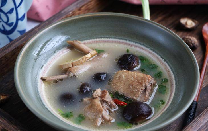 香菇老鸭汤材料非常简单,但却是百姓餐桌上的滋补佳品.