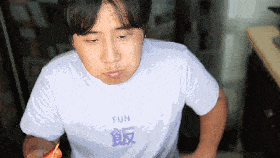 我咋知道. 我就是吃不胖啊. 你觉得, 我需要减肥吗?
