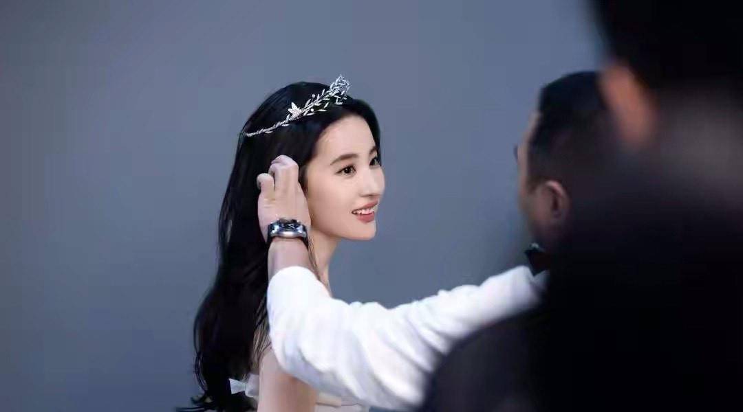 刘亦菲回国后首次开工,戴千万皇冠贵气逼人,回眸一笑太少女了