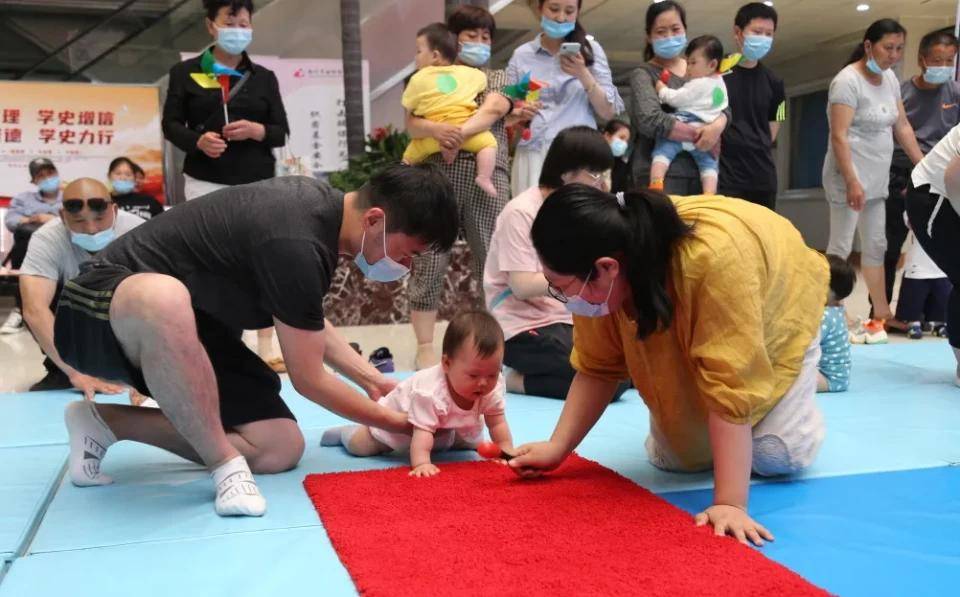 "为民办实事"系列活动之六一】妇幼宝宝爬行赛欢乐上演 萌翻全场_比赛