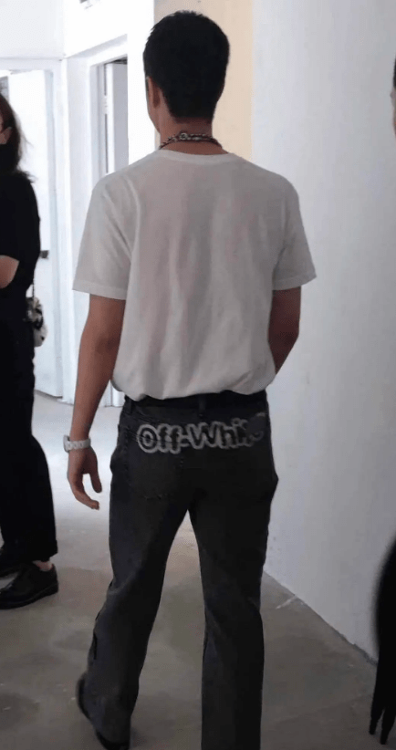 再来看看王一博的背面,你们觉得王一博长胖了吗?