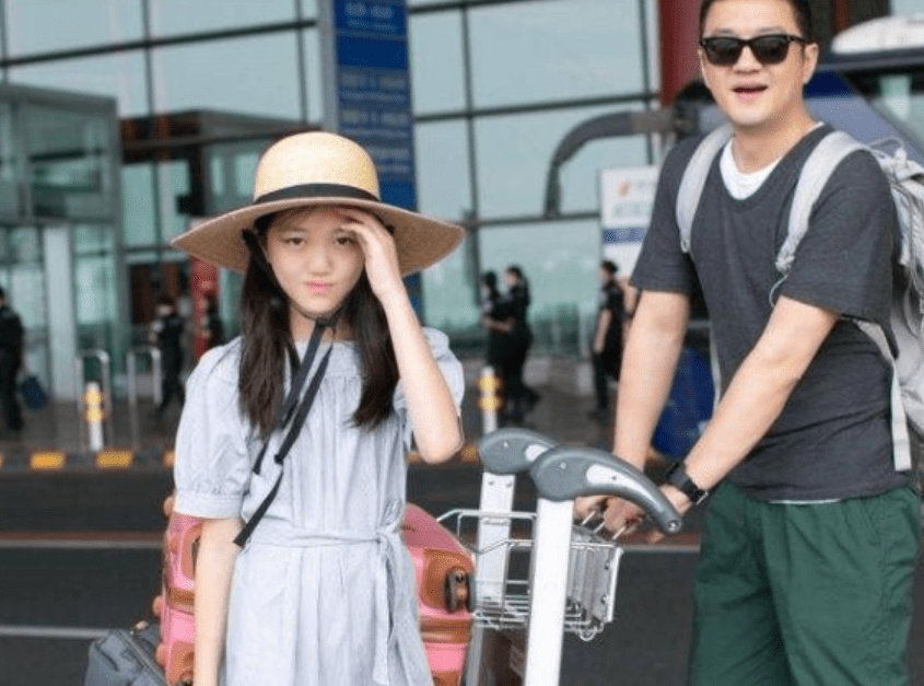 原创李嫣摘掉"兔唇"标签,气质像极了天后妈妈,自信比颜值更重要