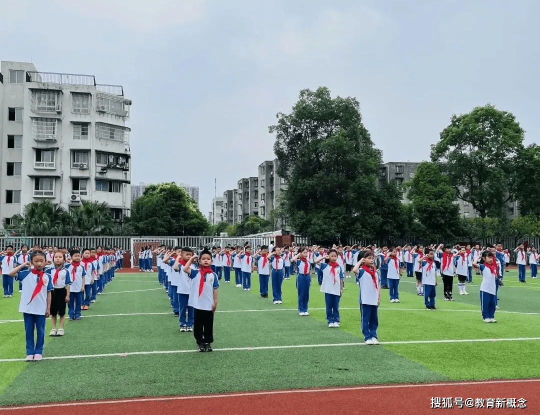 红船起航,逐梦未来——记灵龙小学新队员"六一"入队仪式