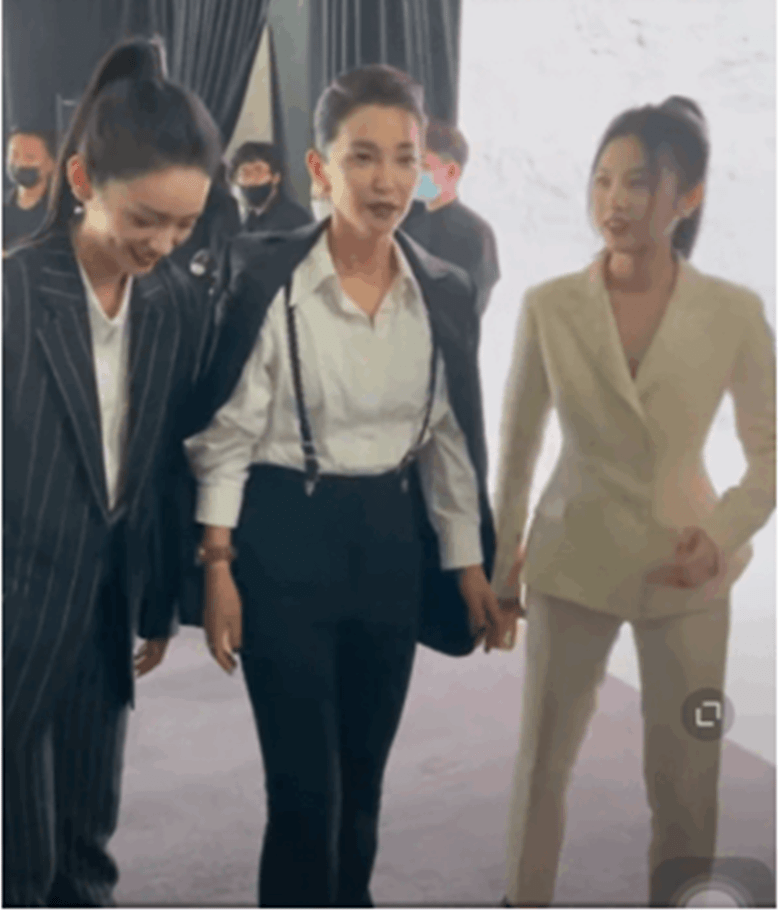 原创李冰冰被周也靠肩合影,拍完一脸的嫌弃,老了还是这么真性情!