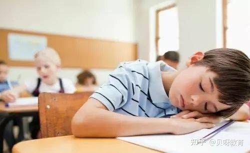 孩子上课注意力差,发呆,睡觉;成绩因此一落千丈,家长要注意了!