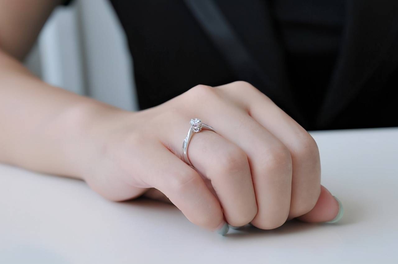 在为女生戴上求婚戒指的过程中,女生需要把左手掌慢慢摊开,手心向下