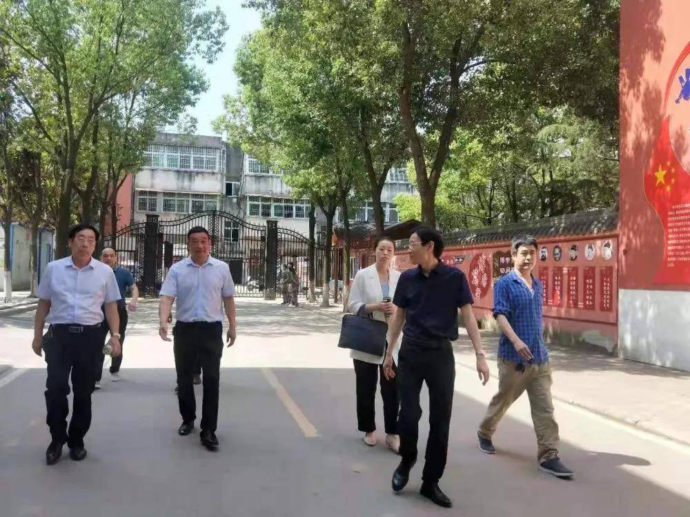 邓州市桑庄镇党委书记耿飞一行视察全镇教育工作