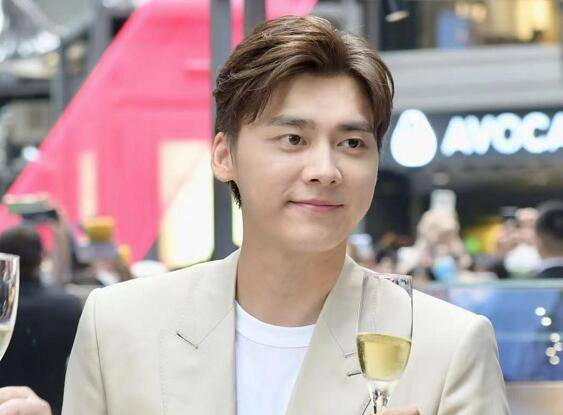 李易峰自曝近期最大愿望身价超过500亿想成为永远的神