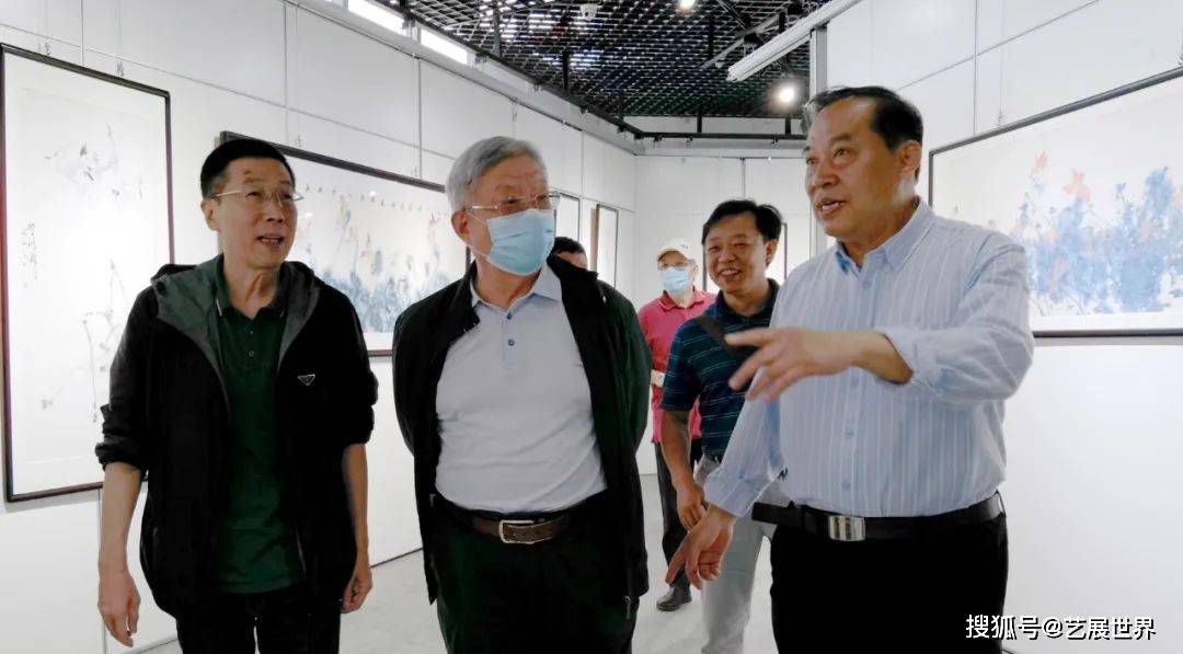 韩忠学(中),省行政区划与地名文化研究会副会长戴新民(左)等介绍展览