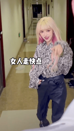 机智张穿男友衣服模仿男友硬凹霸总人设变油腻,头发毛