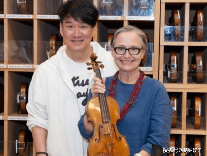 周华健为混血儿子庆生,31岁周厚安抬头纹比老爸还多,外形粗犷