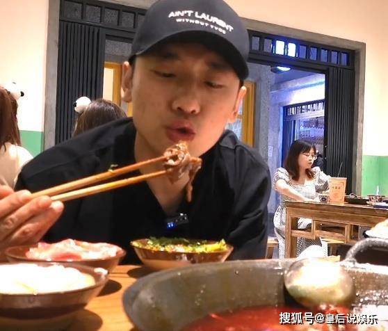 泡泡龙悲剧还在继续,"蒜命先生"乌啦啦面条吃播,一年赚345万