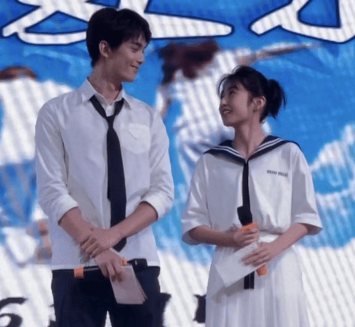 原创吴磊张子枫现身高中毕业礼二人互动亮了隔着屏幕都觉得好甜