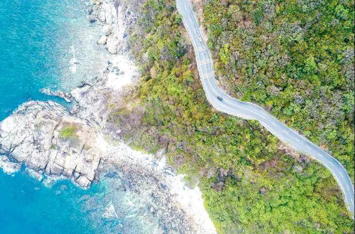 海南最美沿海公路,东倚亚龙湾的太阳湾三面环山,一面向海,前往湾区