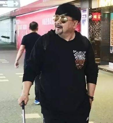 55岁洪剑涛近照,妻子冉志娟比他大八岁,玩"姐弟恋"成人生赢家