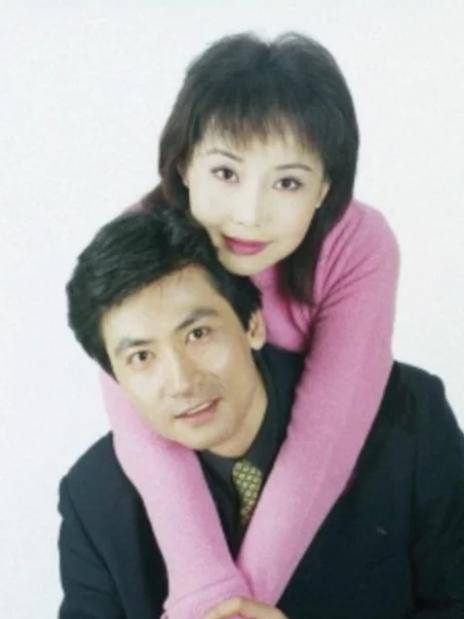 1990年,陆剑民和胡月走入了婚姻的殿堂,婚后生下了一个女儿.